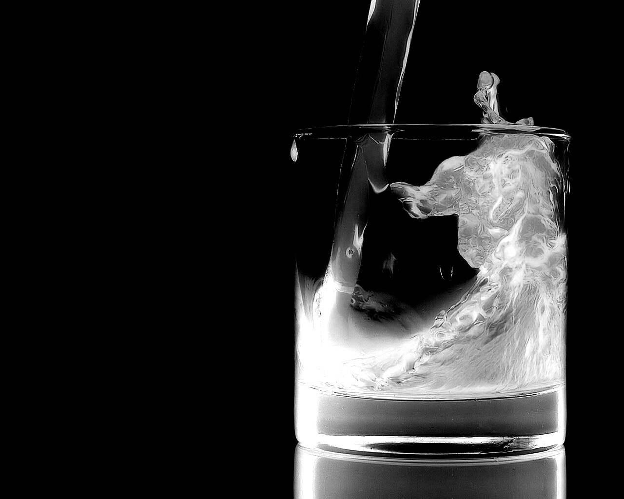 Огонь и вода в стакане обои