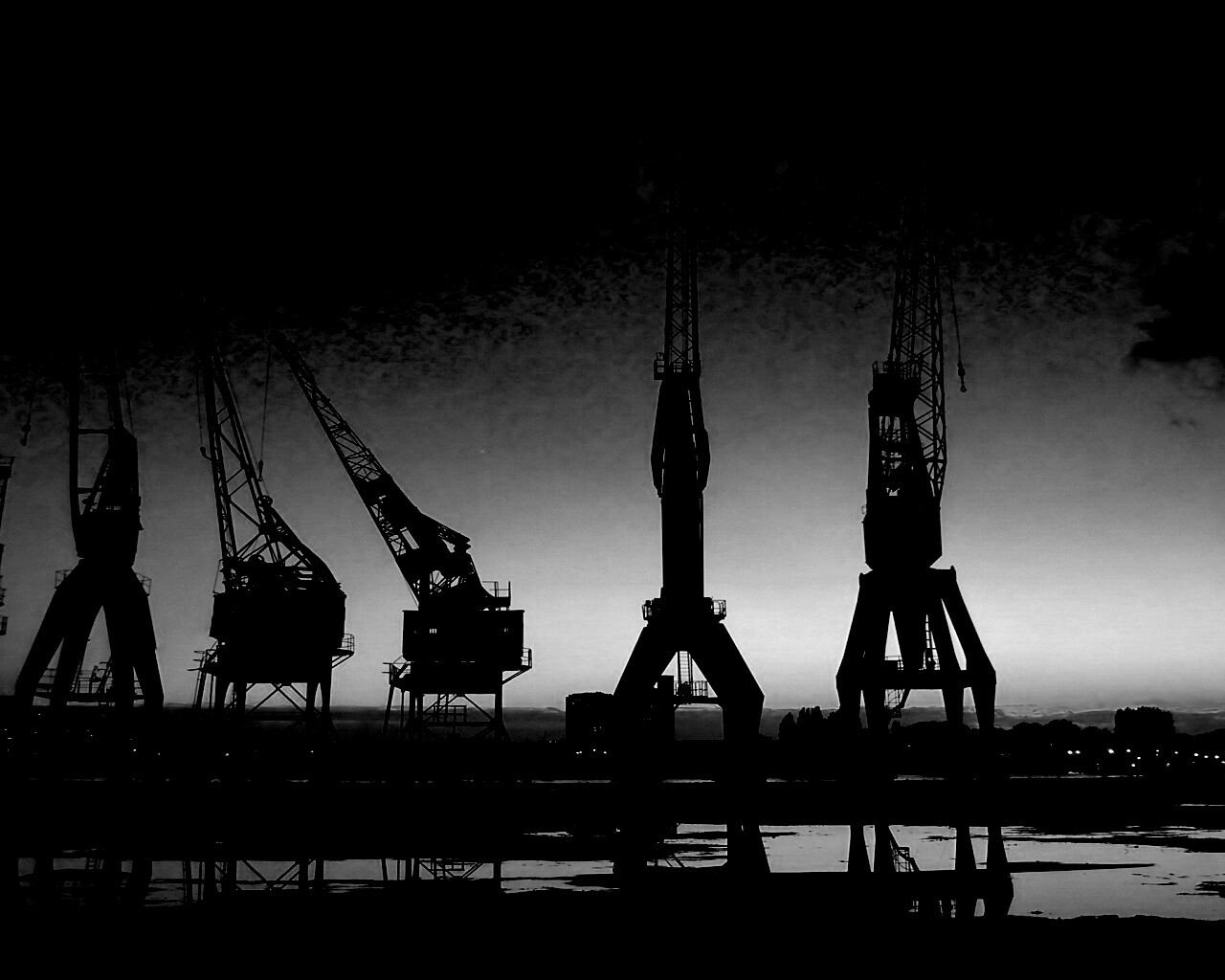 Силуэты портовых кранов обои