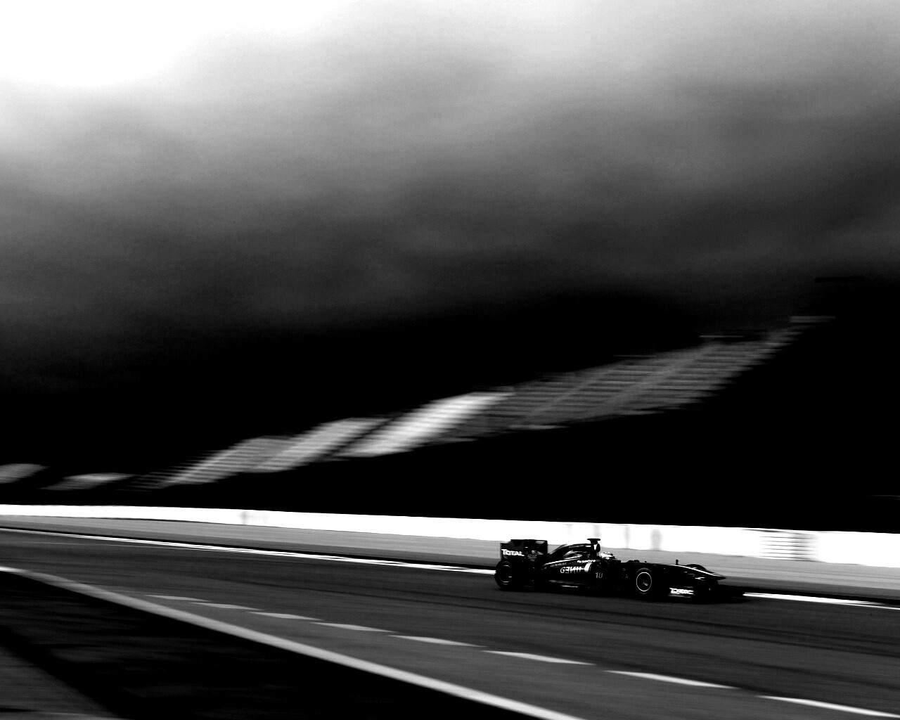 Болид на треке обои