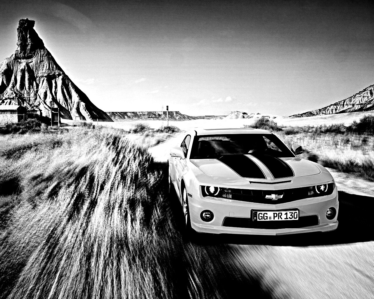 Камаро на пустынной дороге обои