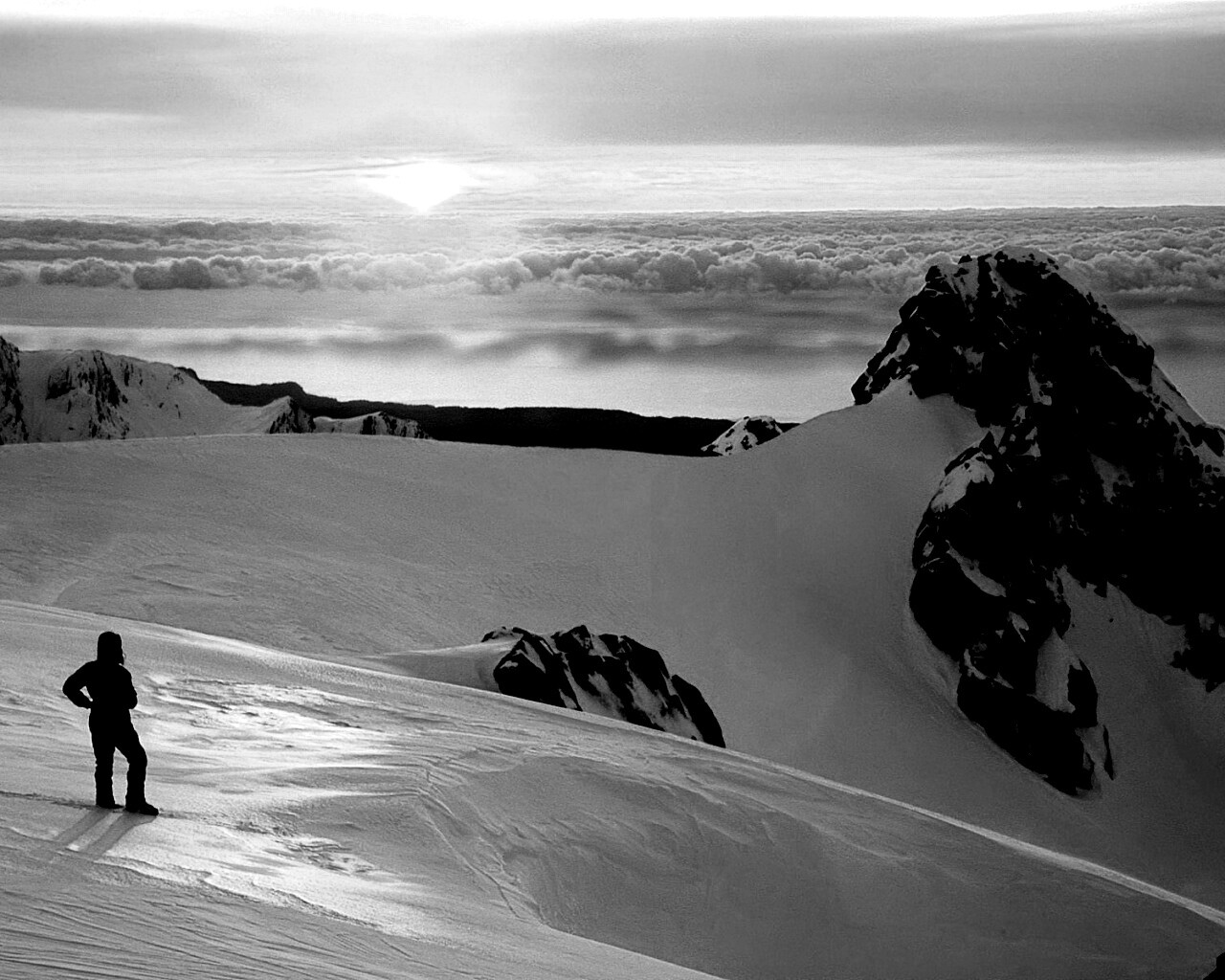 Путешественник в горах обои