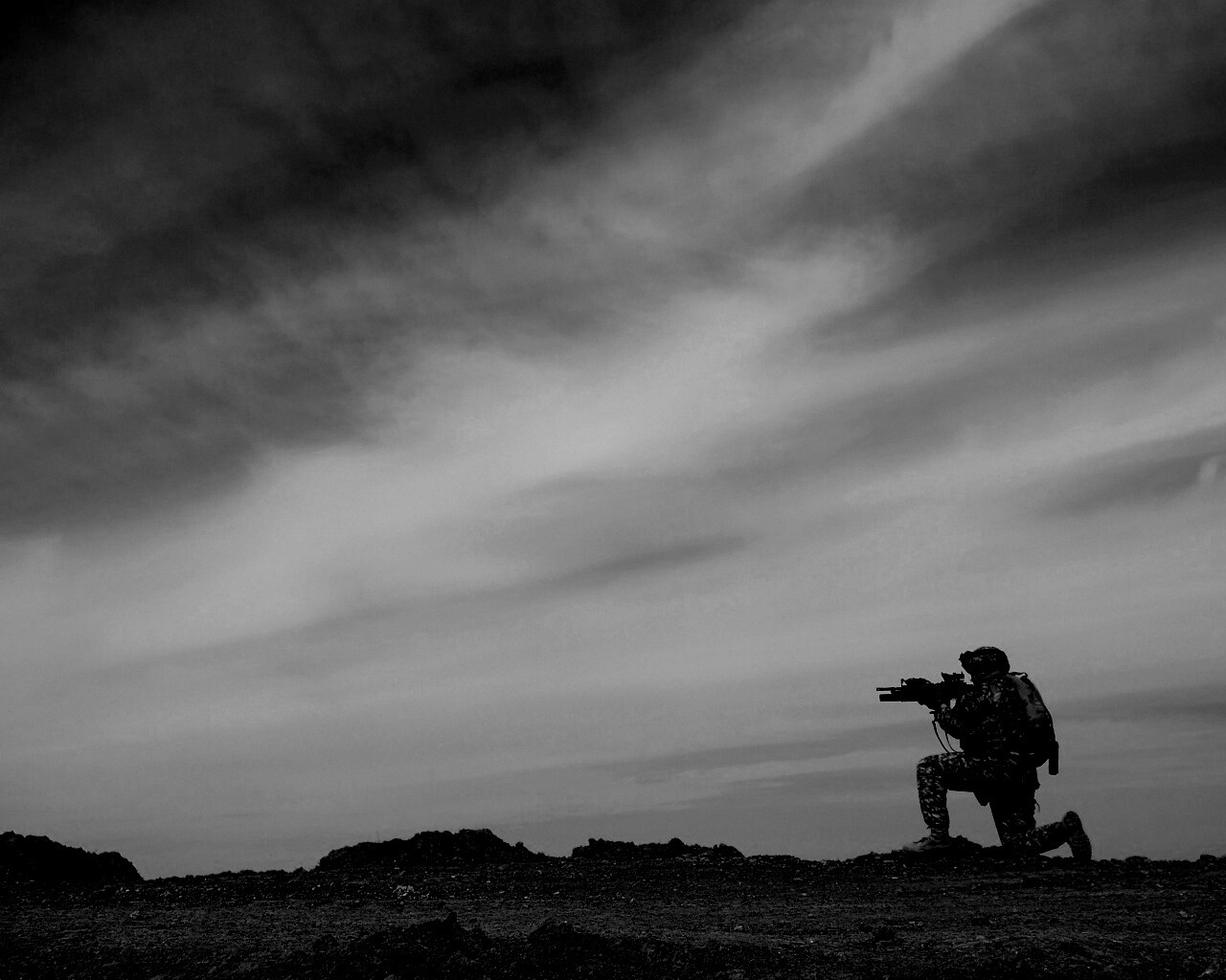 Стрельба с колена обои