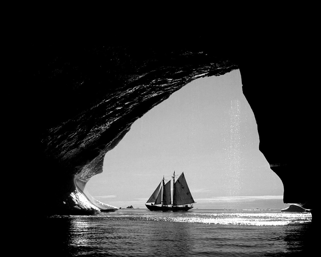 Парусник под ледяной аркой обои