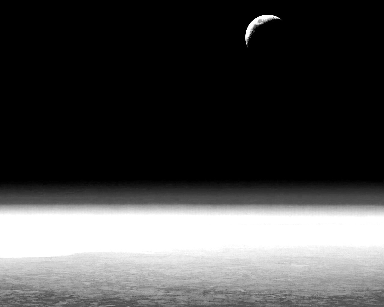 Луна над горизонтом обои