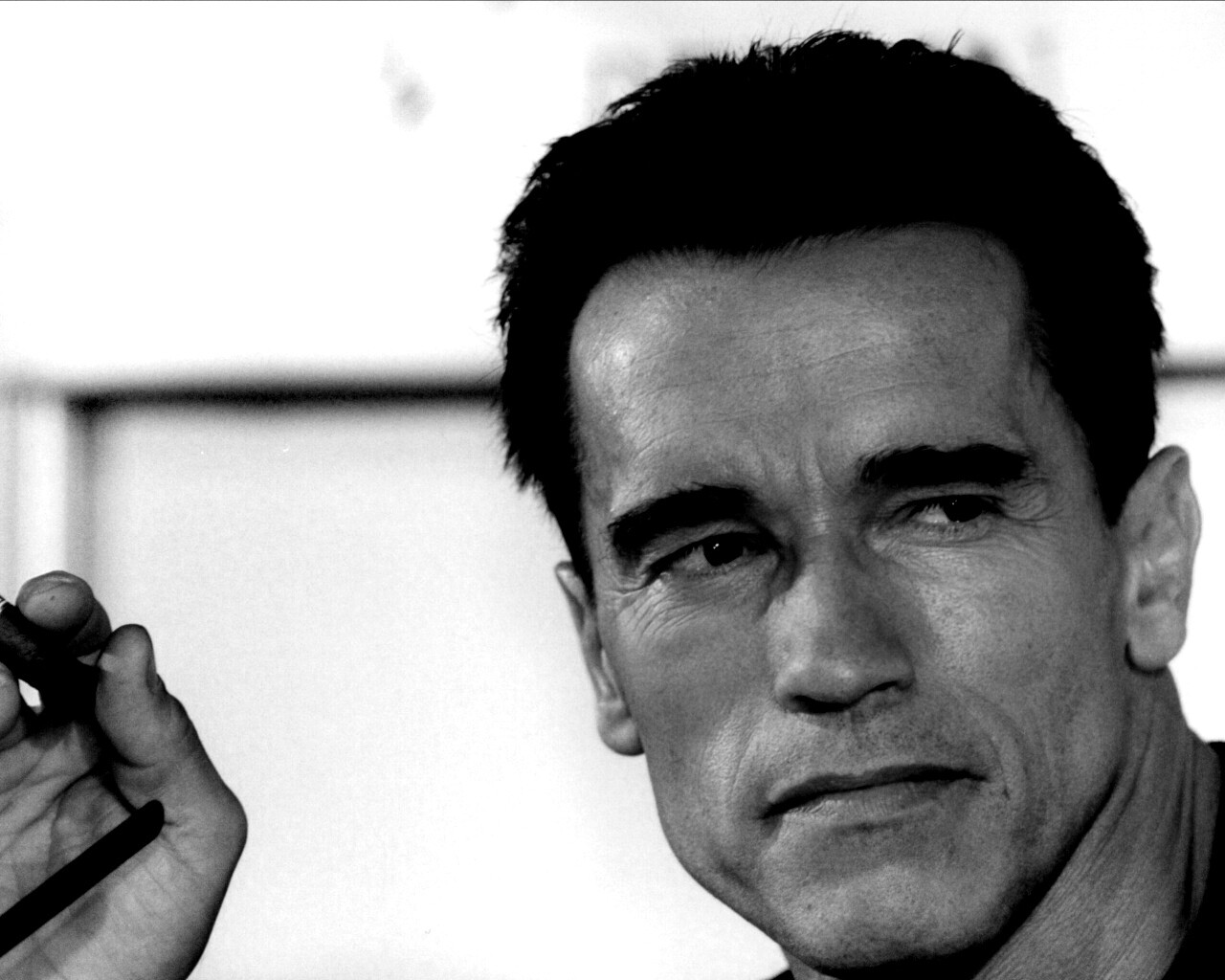 Арнольд Шварцнеггер с сигарой обои