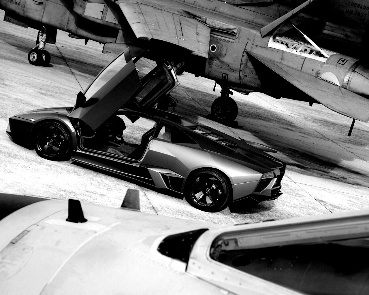 Ламборджини на военной базе обои