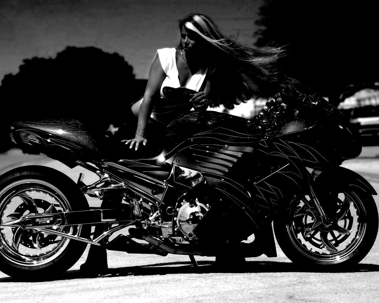 Девушка и байк обои