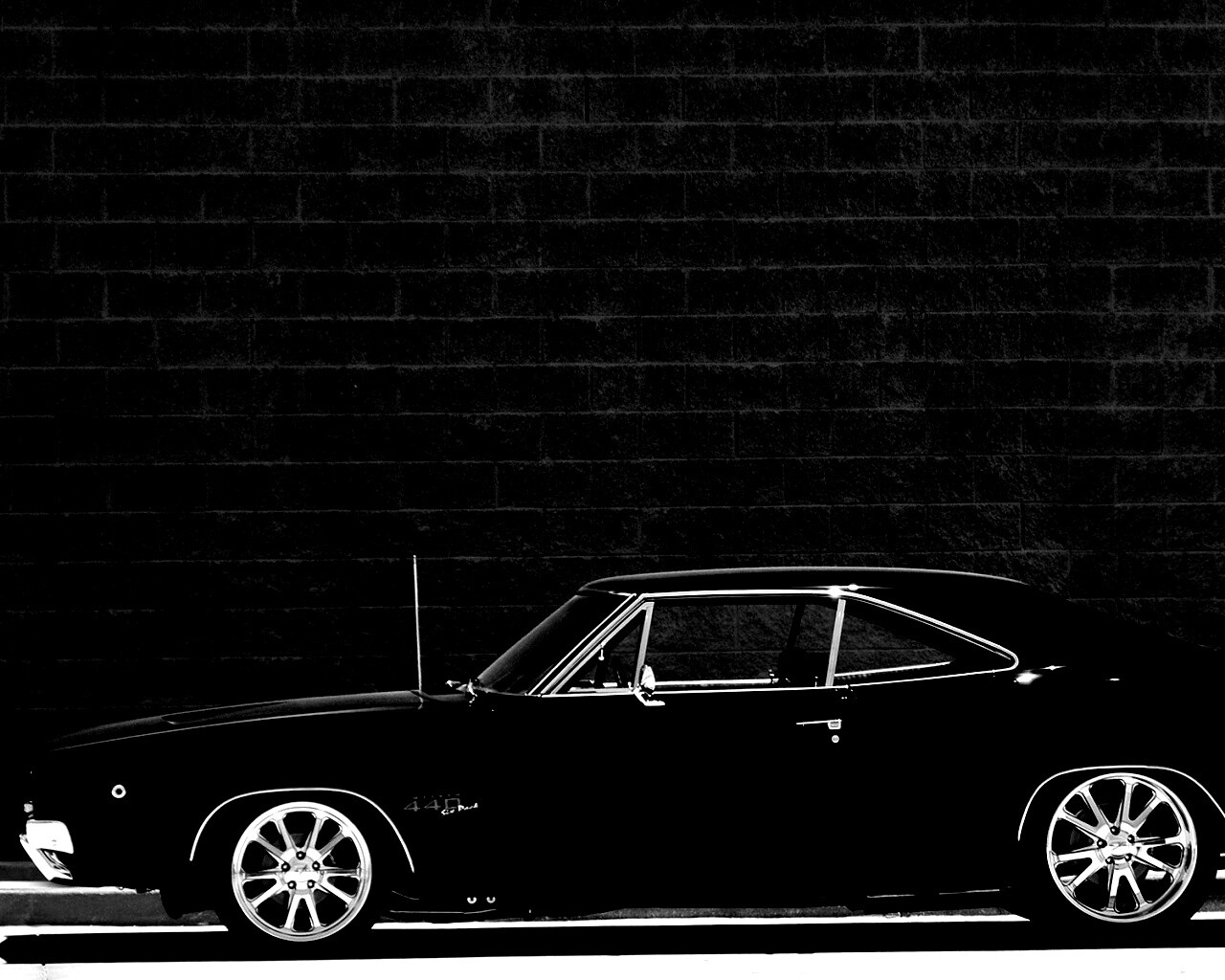 Черный Додж у стены обои