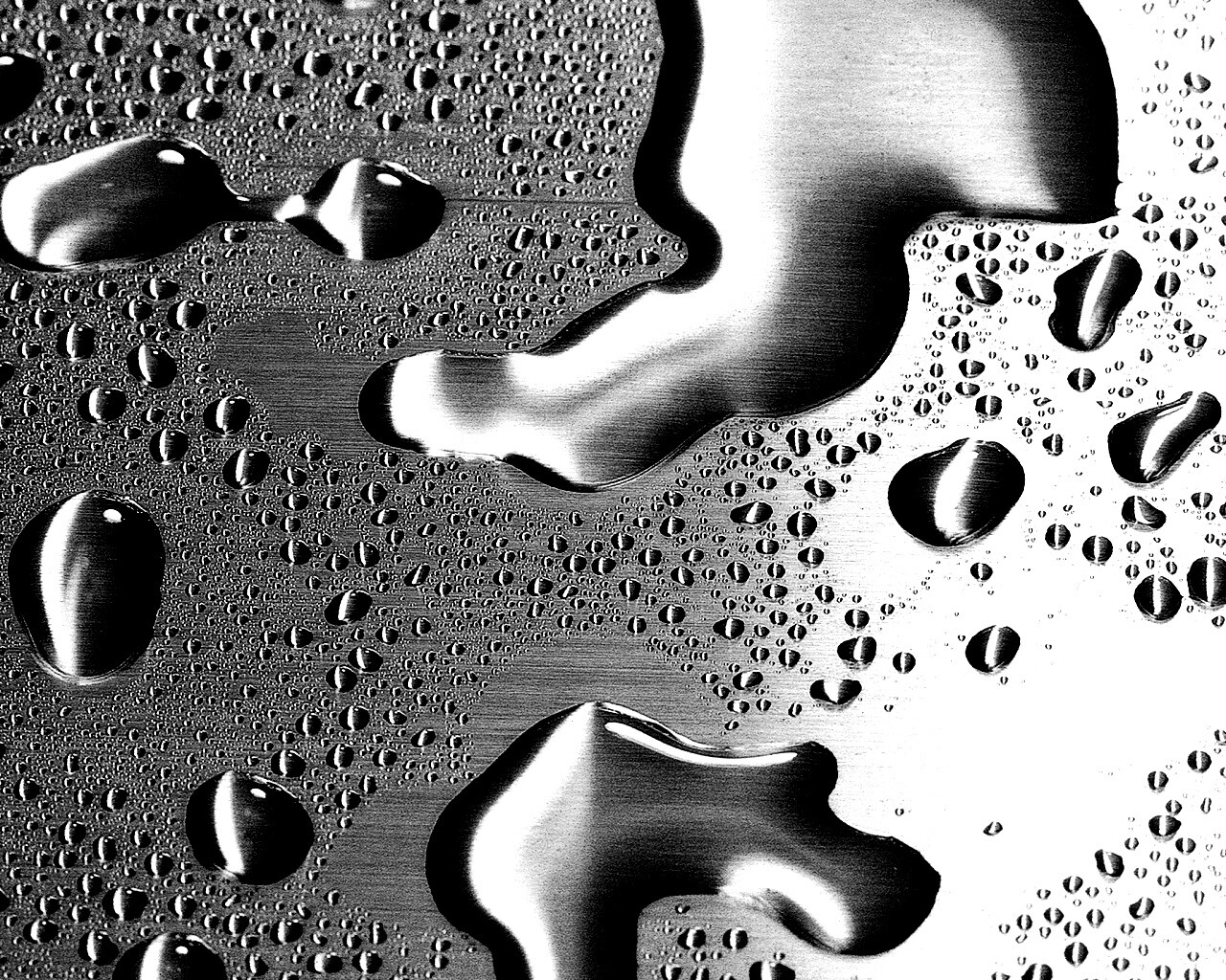 Вода на металлической поверхности обои