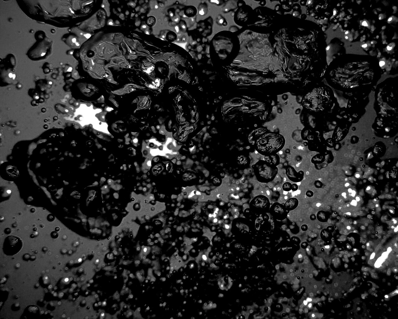 Тёмные пузыри в воде обои