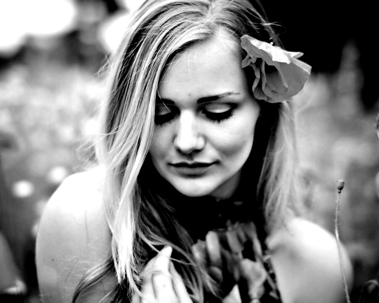 Блондинка в маках обои