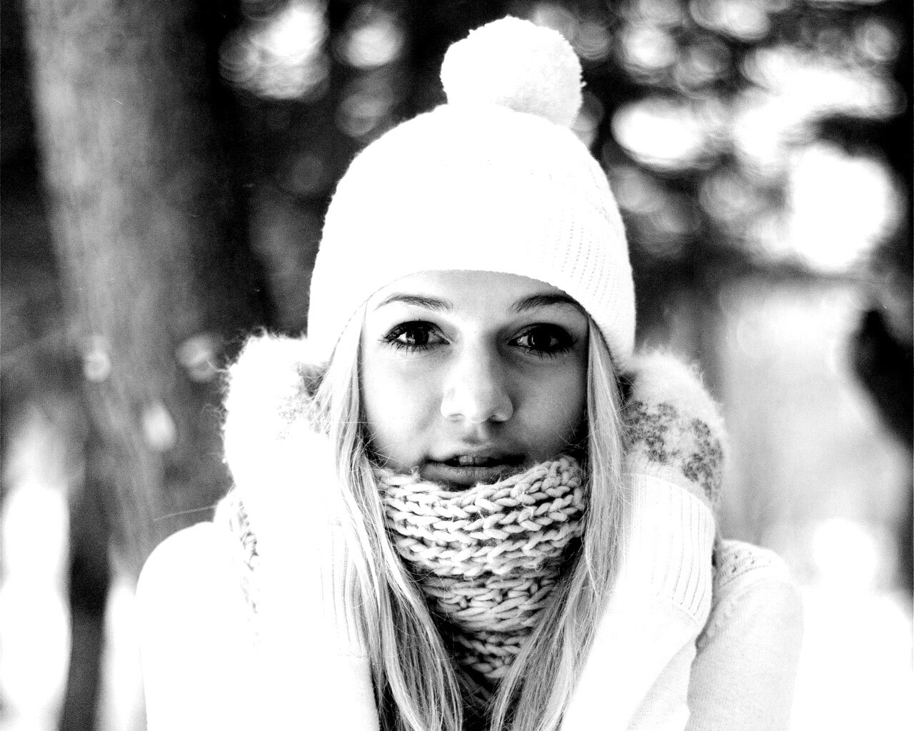 Девушка в белом в снежном лесу обои