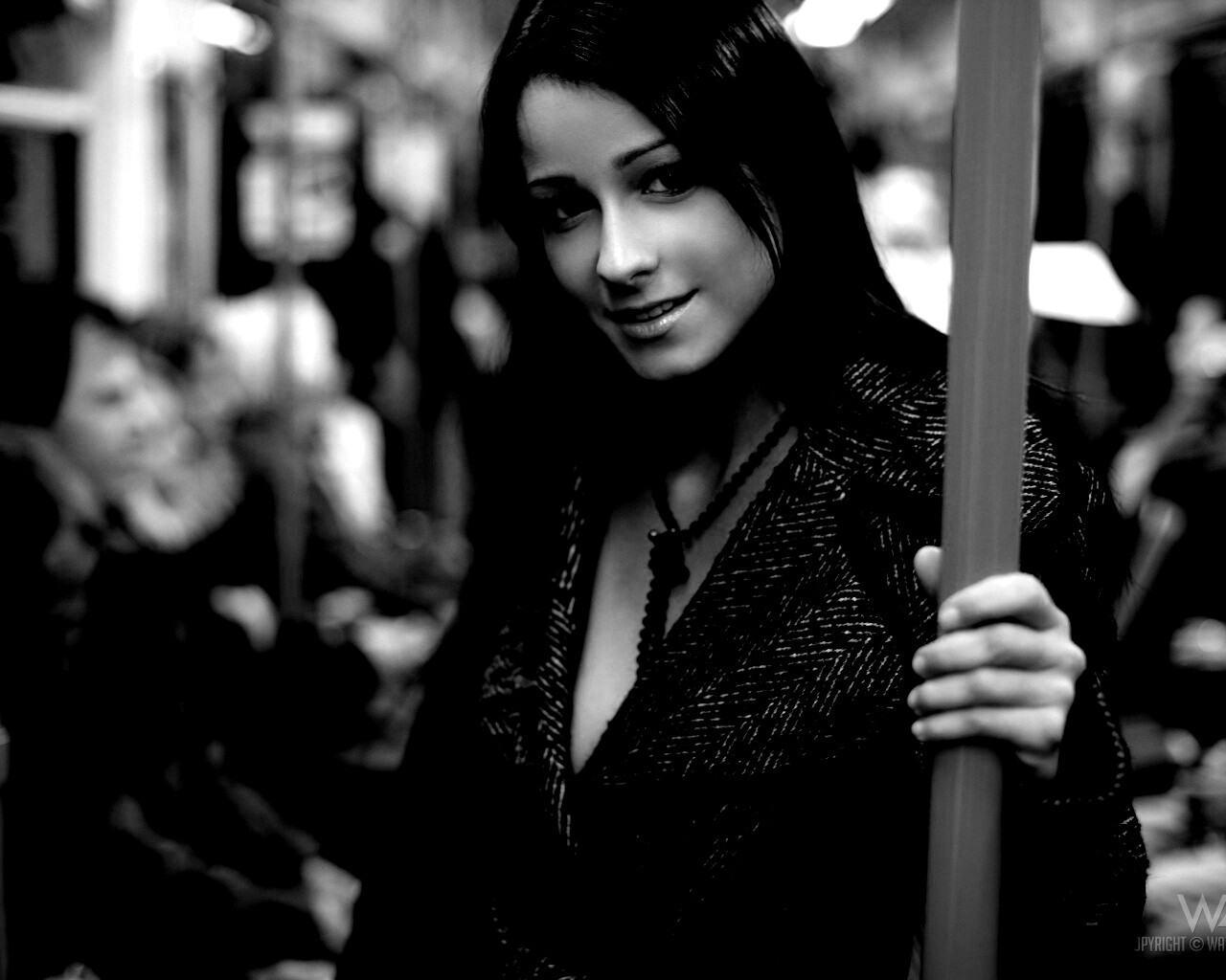 Девушка в метро обои