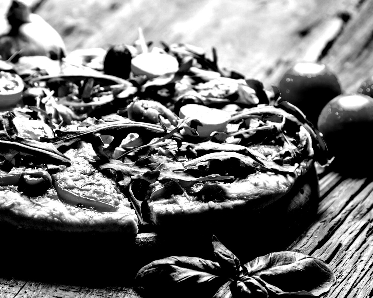 Свежая пицца с рукколой обои