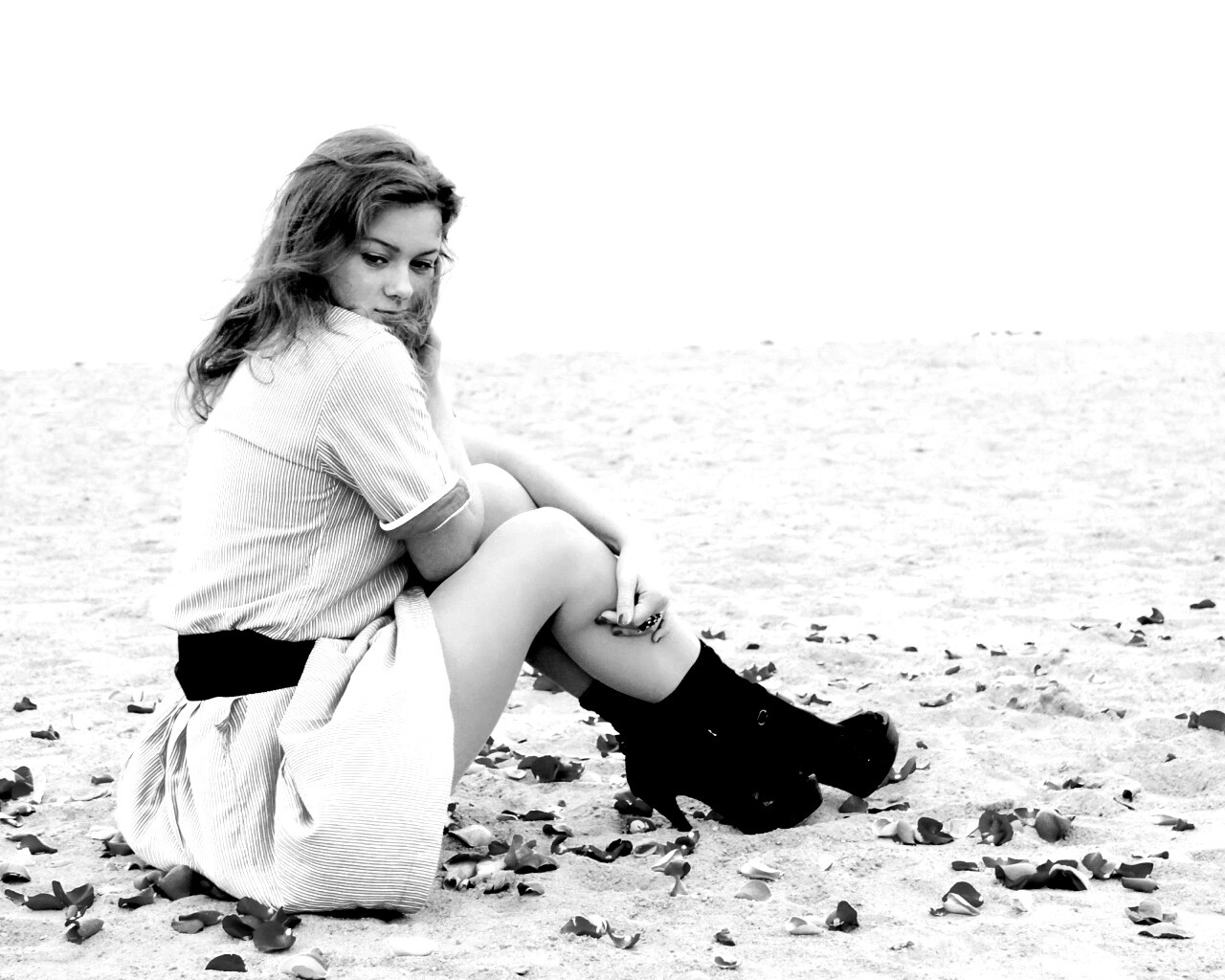 Девушка среди лепестков на пляже обои