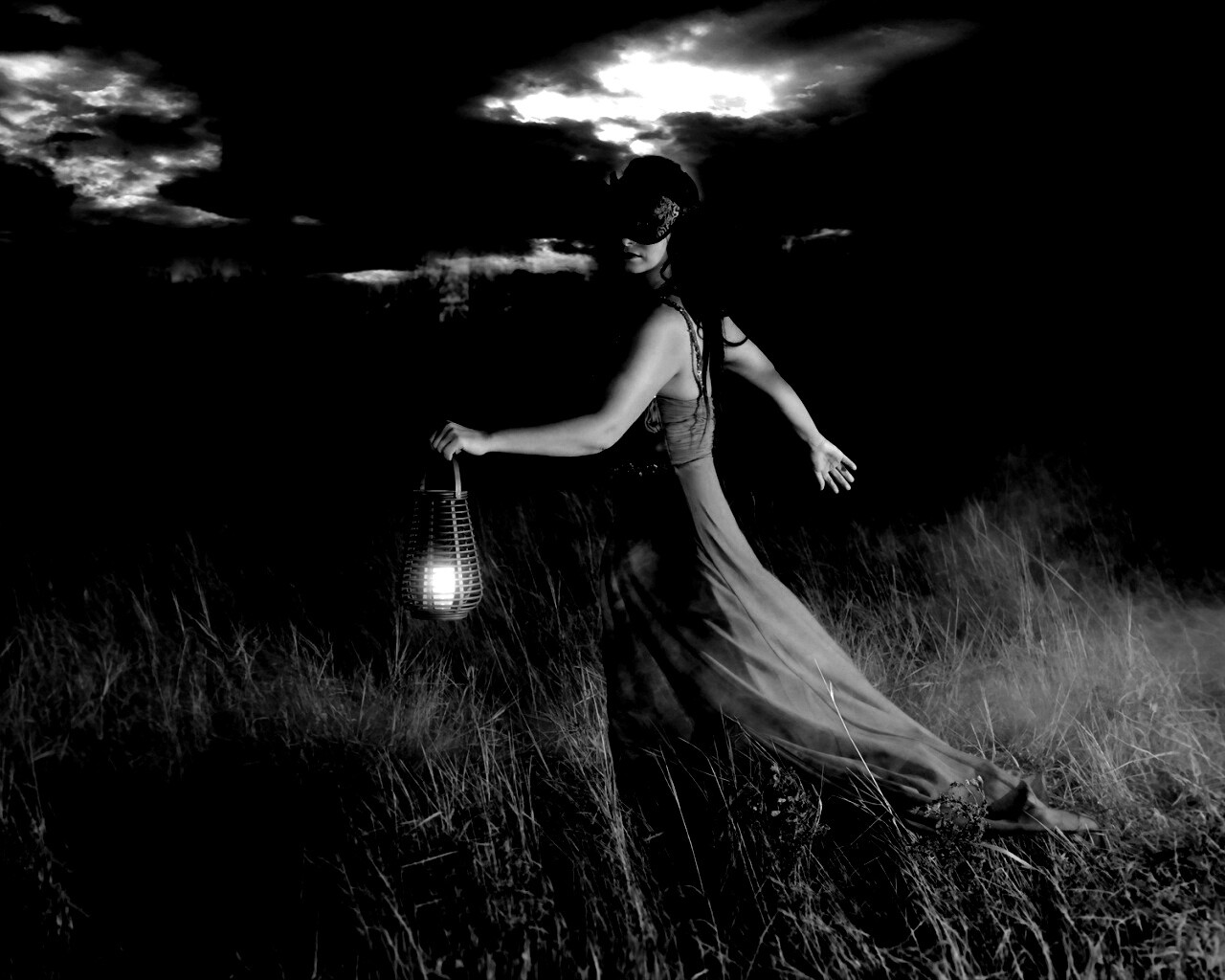 Девушка со свечей обои