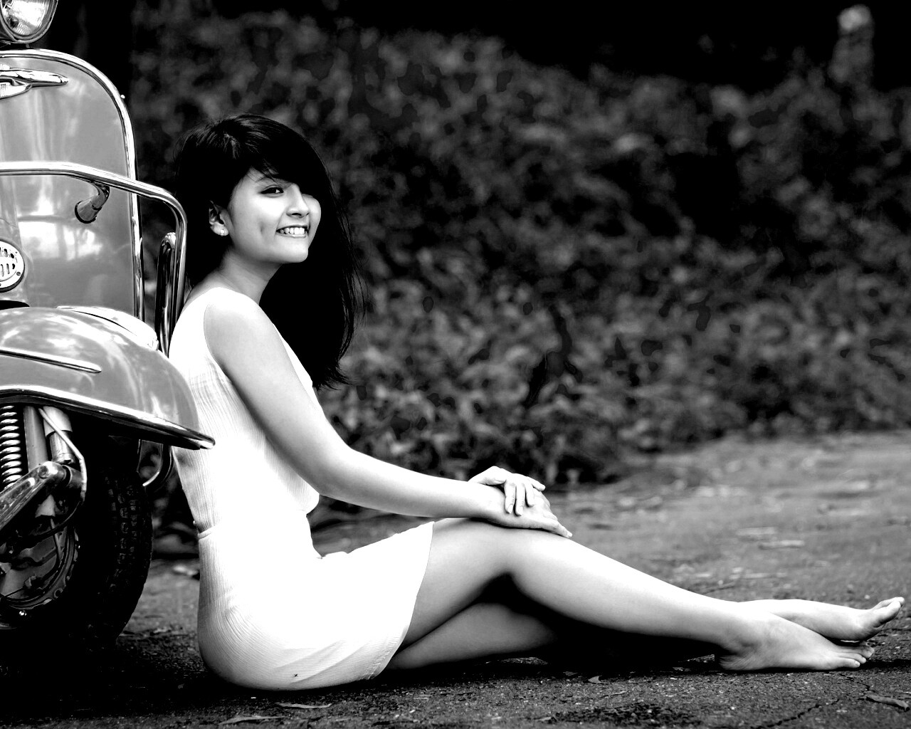 Девушка и мопед обои