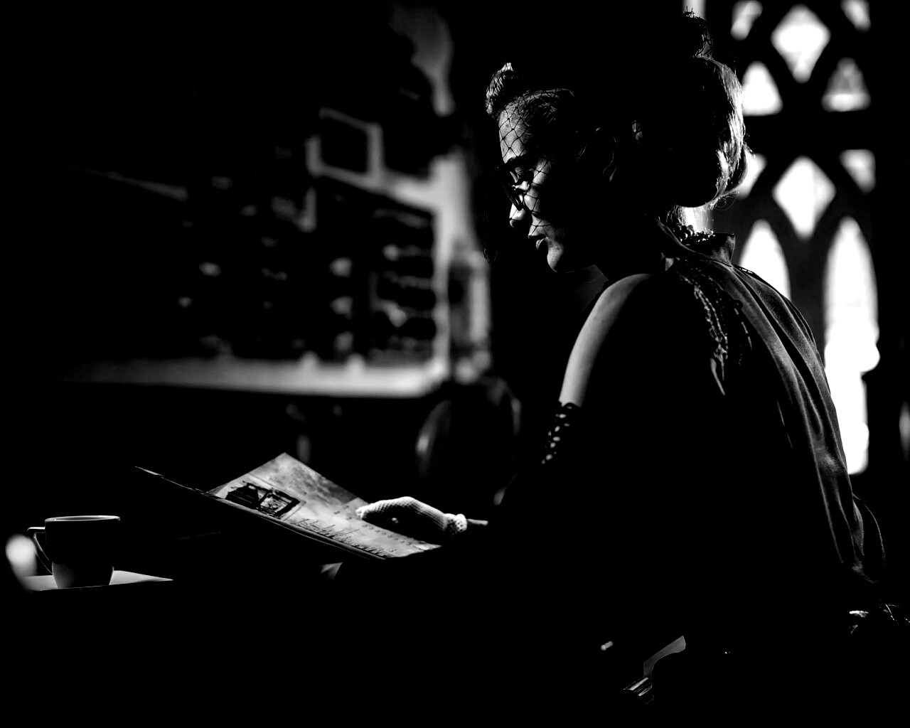 Витажная девушка в кафе обои