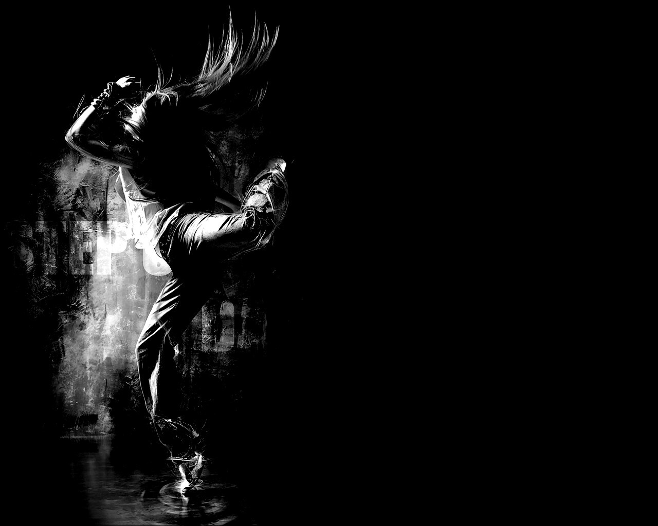 Девушка в диком танце обои