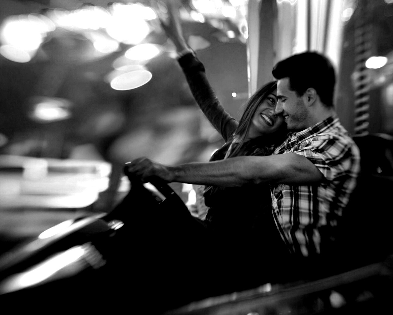 Счастливая пара на аттракционах обои