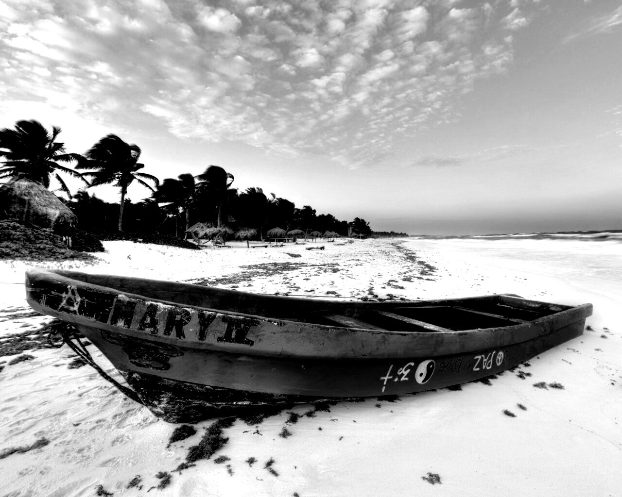 Лодка на берегу моря MARY IV обои
