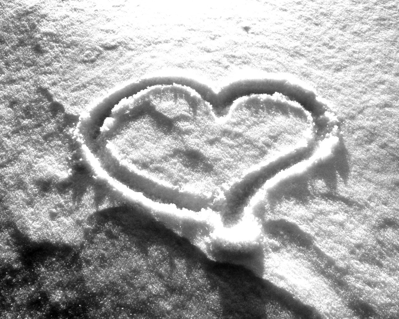 Сердечко на снегу обои
