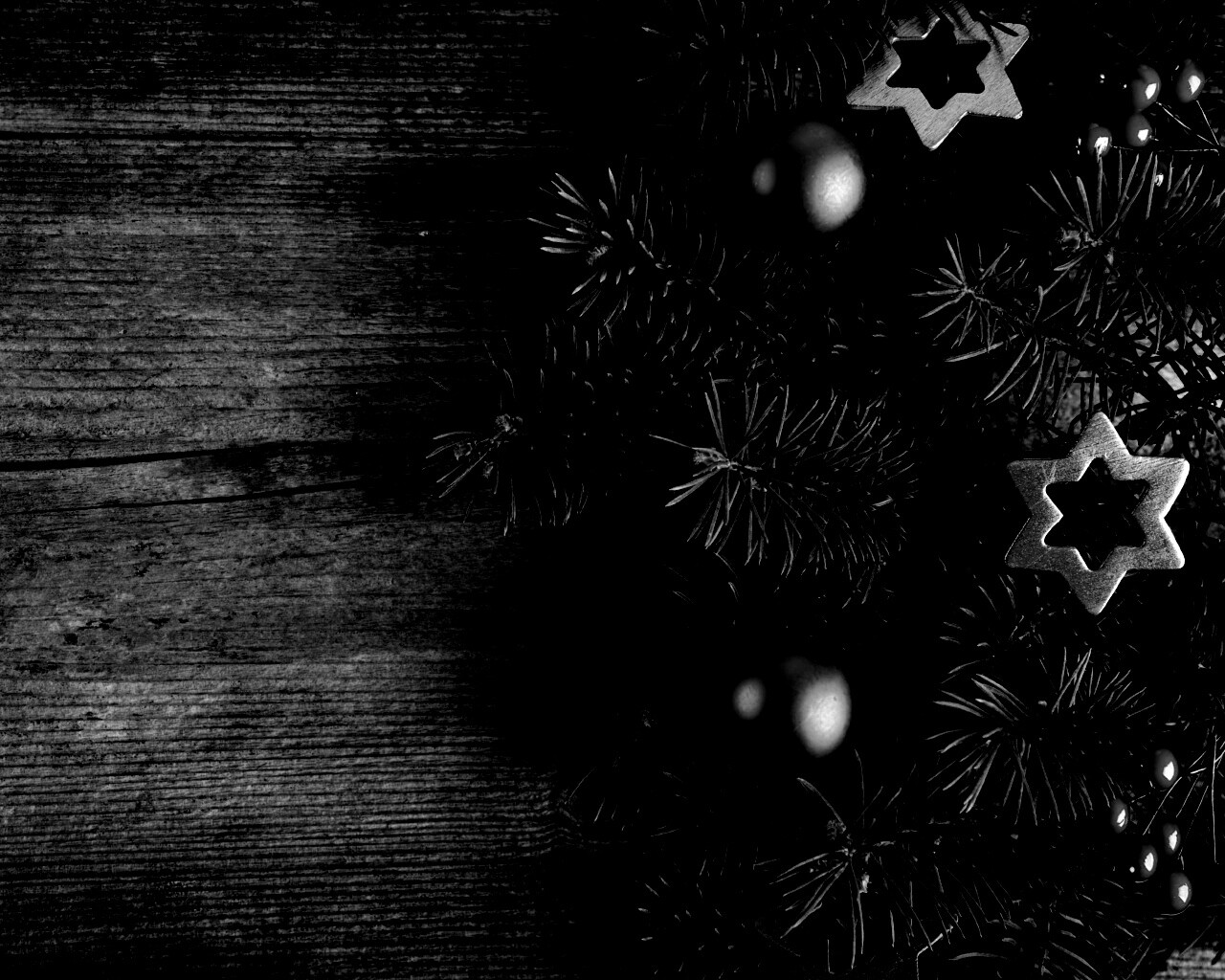 Новогодние игрушки на еловой ветке обои