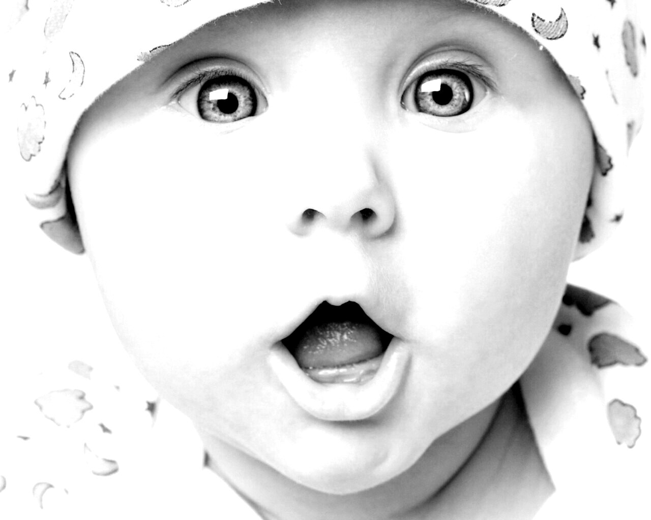 Удивлённый малыш обои