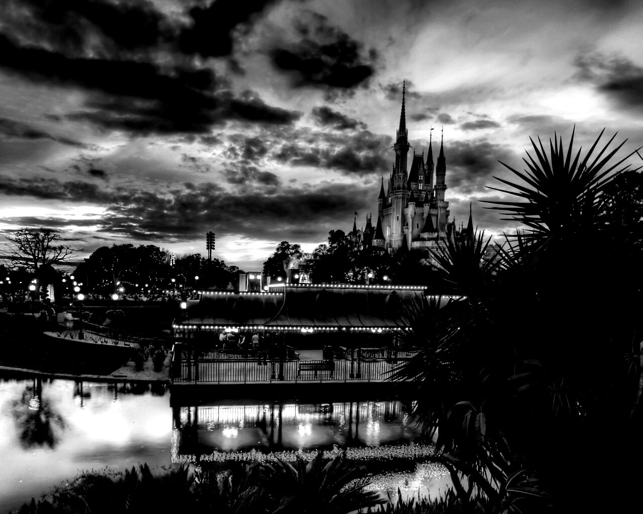 Диснеёленд вечером обои