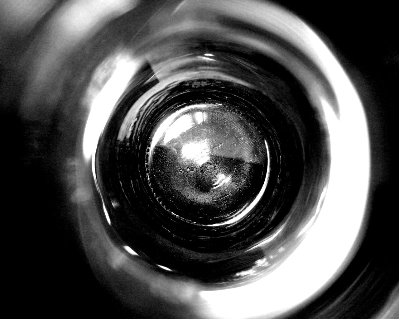 Дно стеклянной бутылки обои