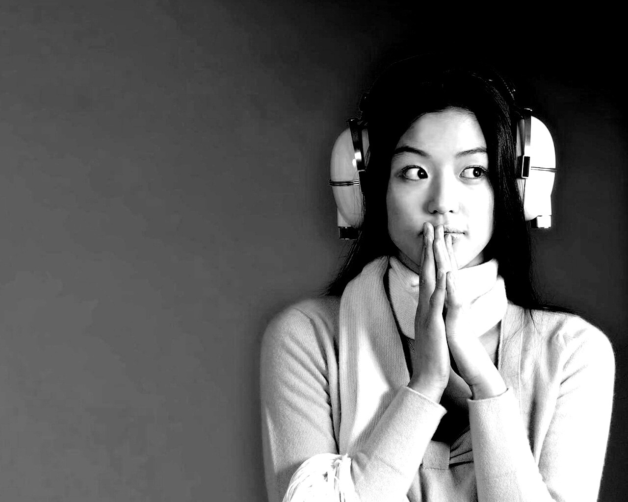 Японка в наушниках обои