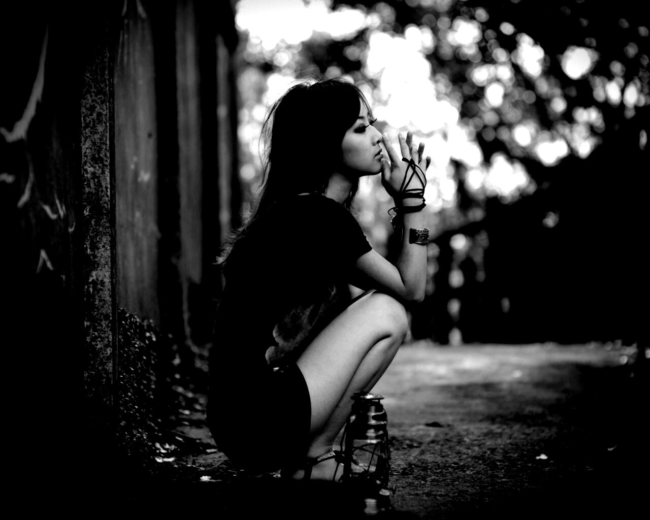 Японская девушка и масляный фонарь обои