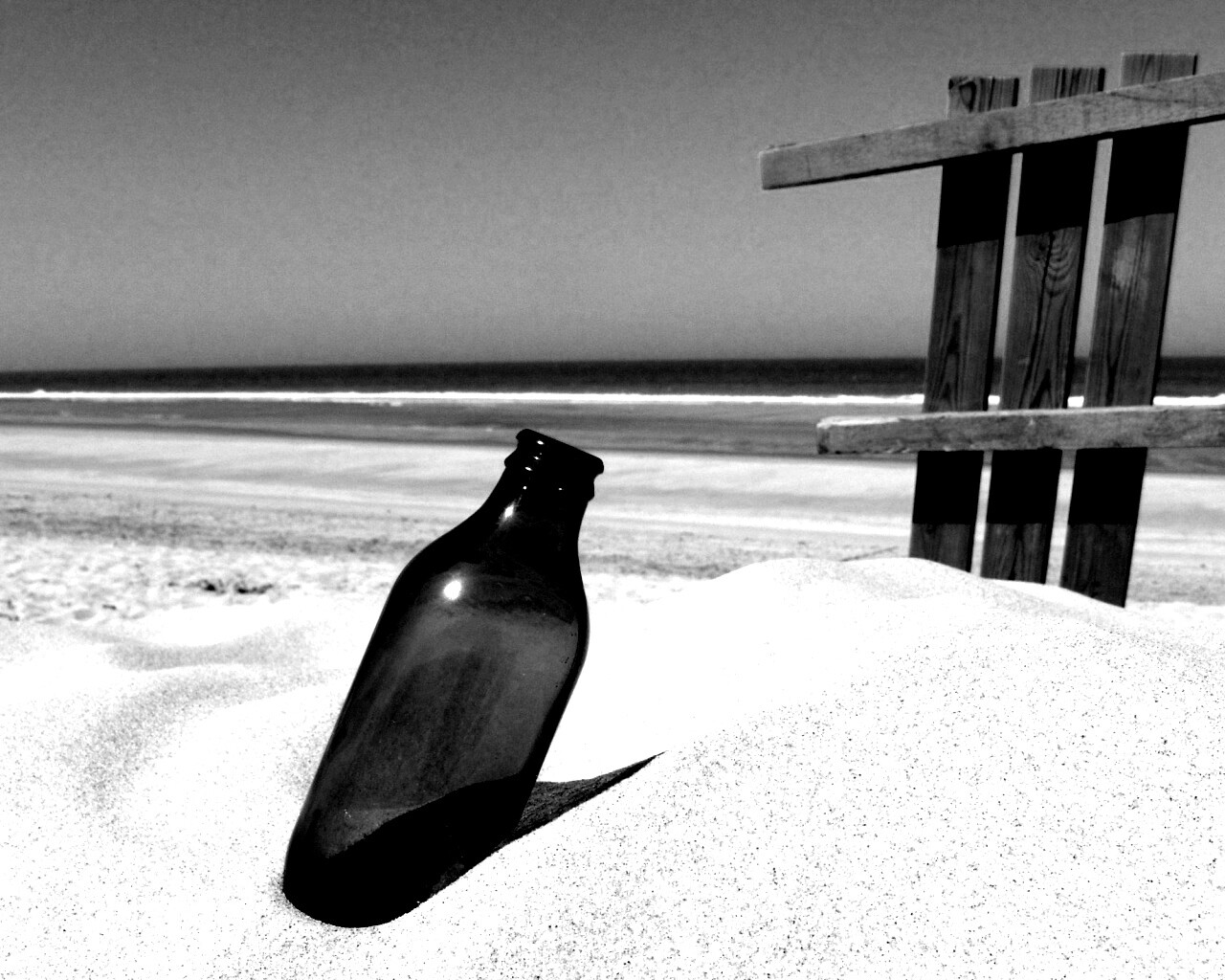 Бутылка на пляже обои