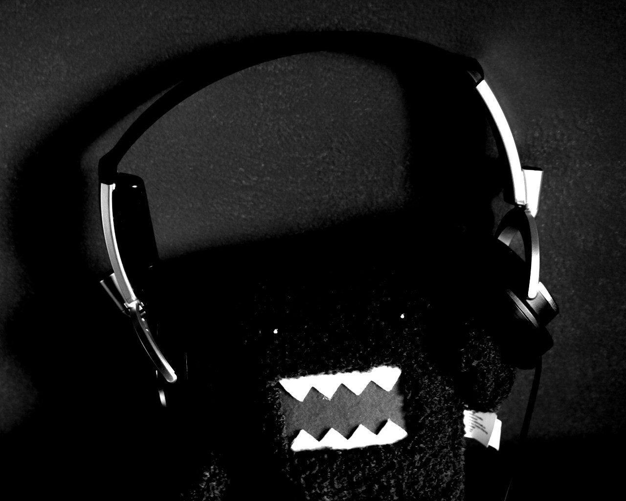 Демокун в наушниках обои