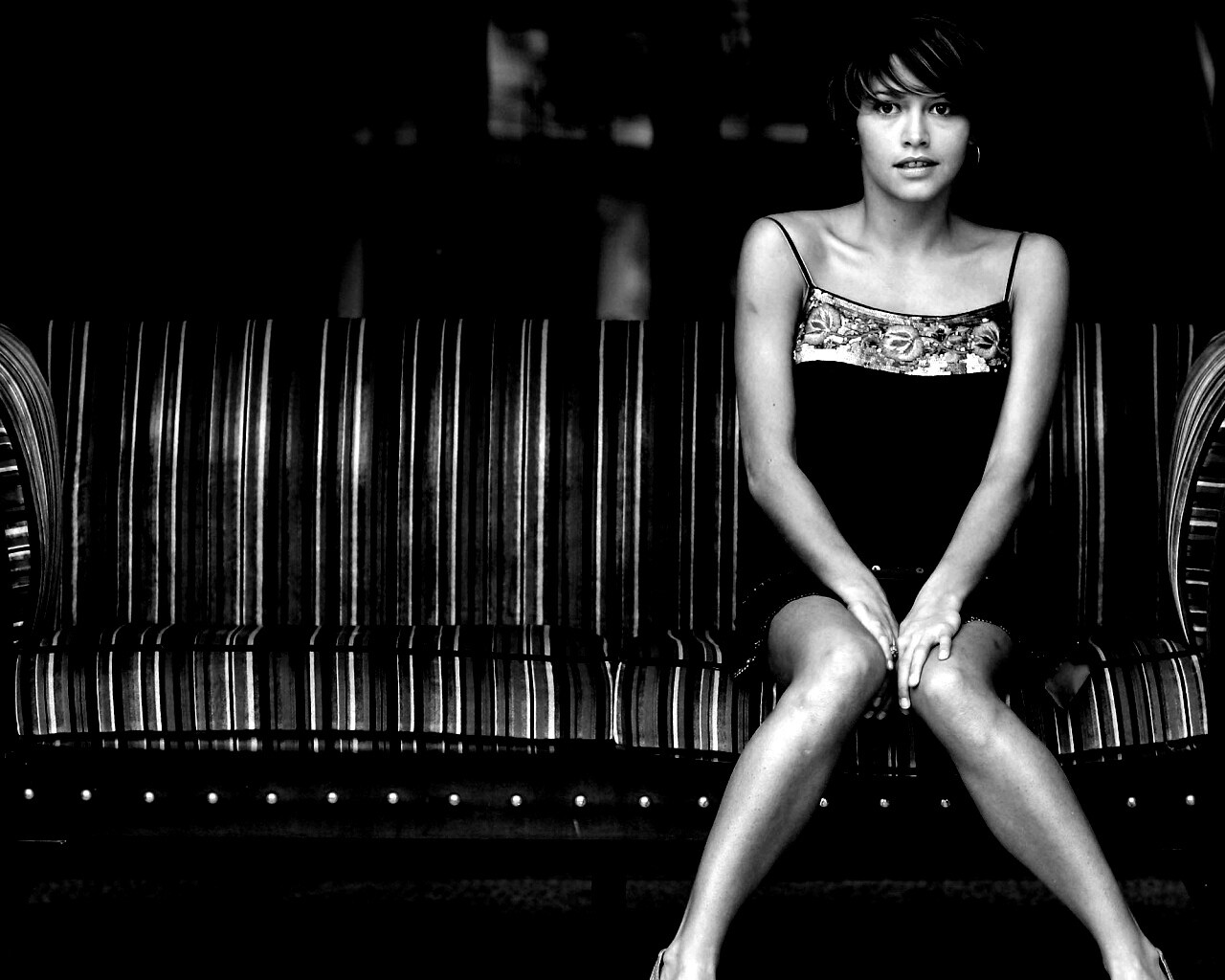 На диване обои