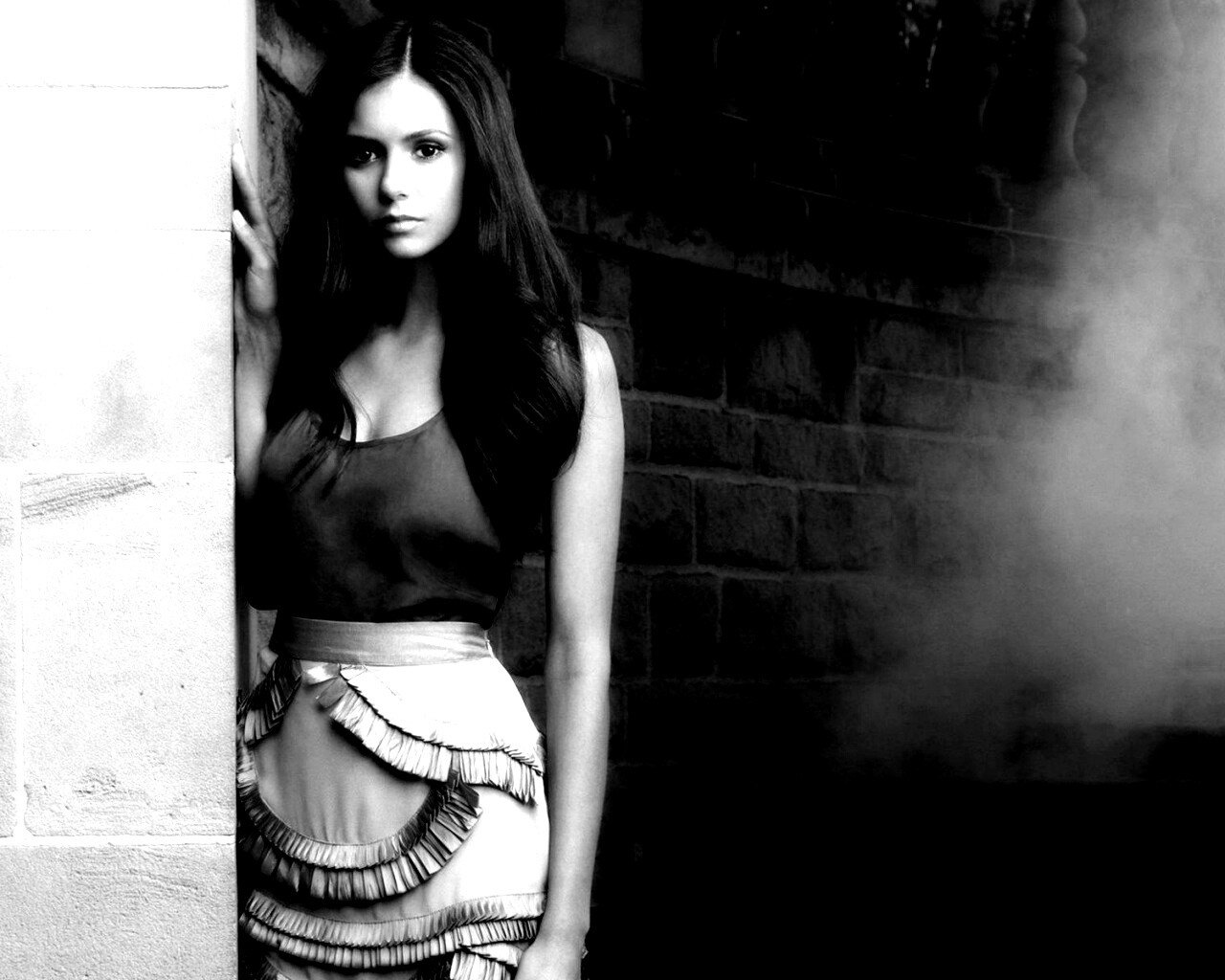 Девушка на лестнице обои