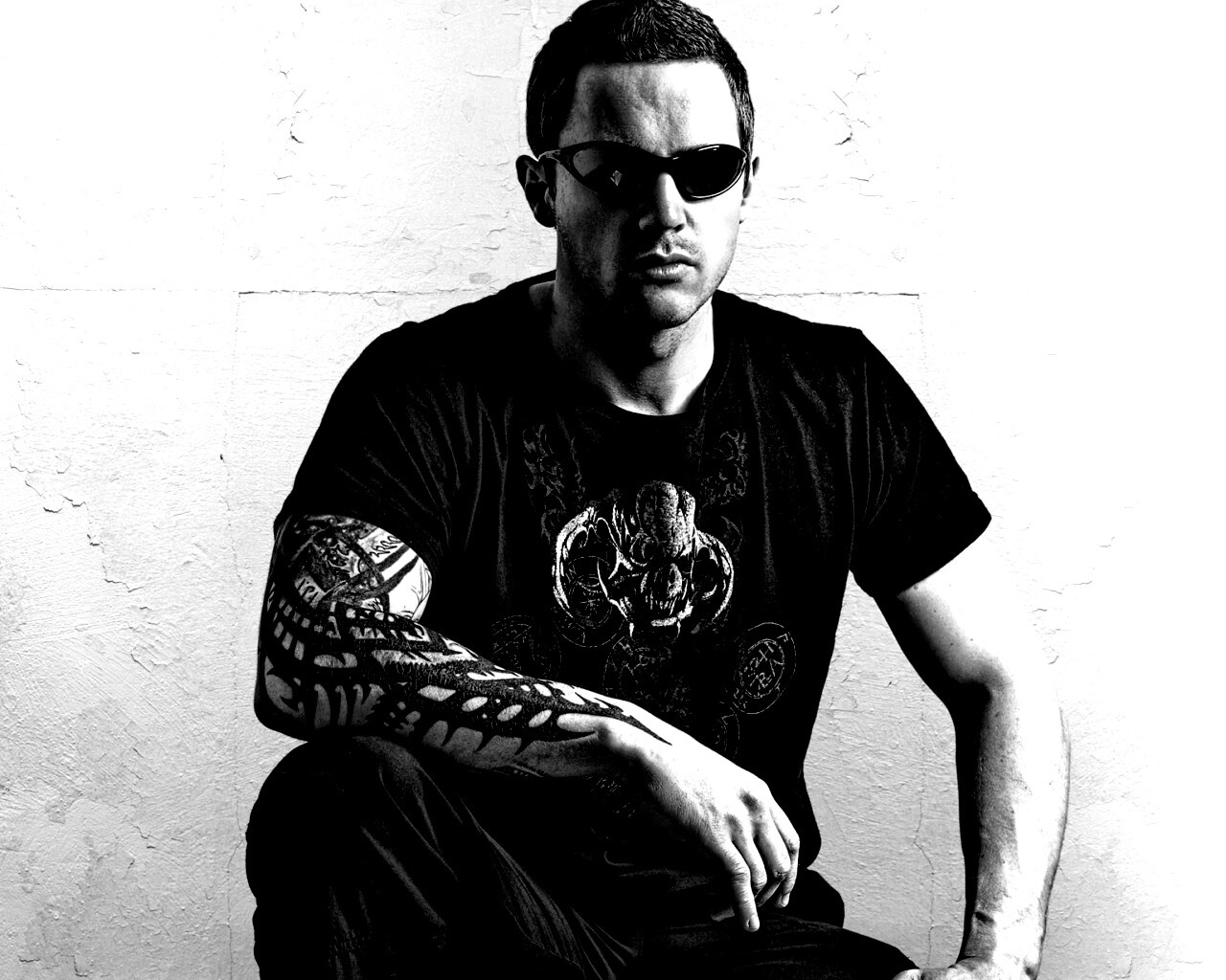 Парень с татуировкой обои