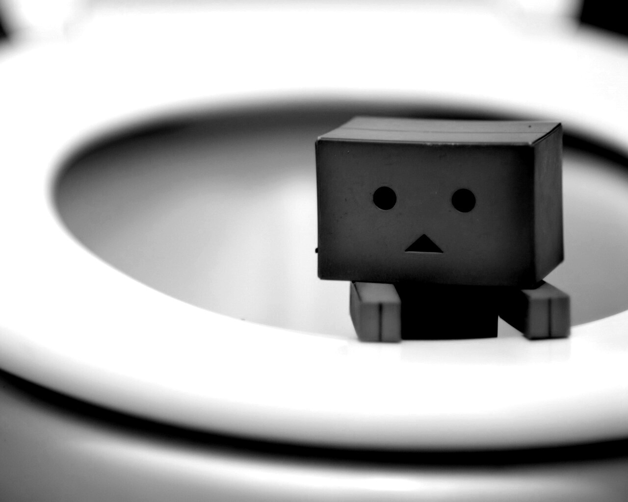 Danbo в унитазе обои