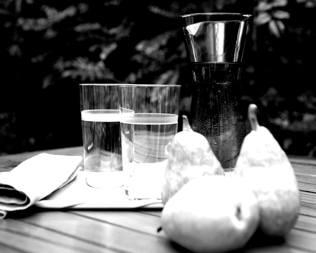 Стол с грушами обои