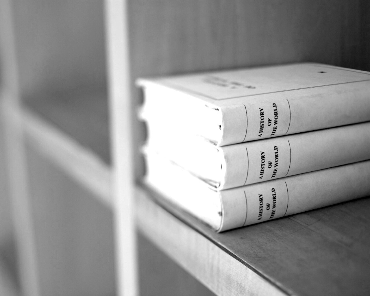 Книги на полке обои