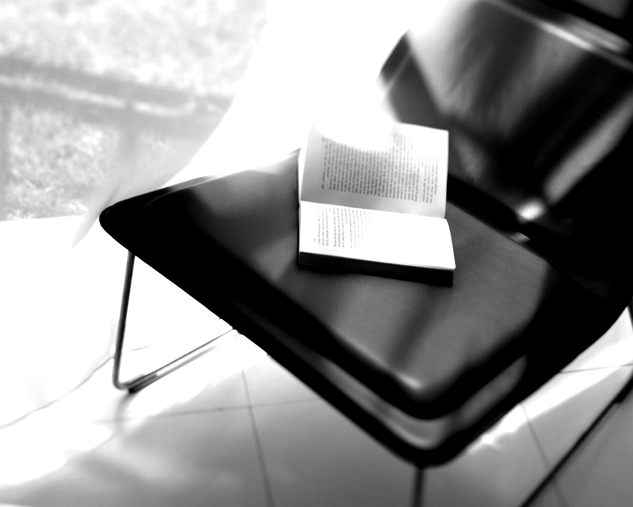 Книга на стуле обои