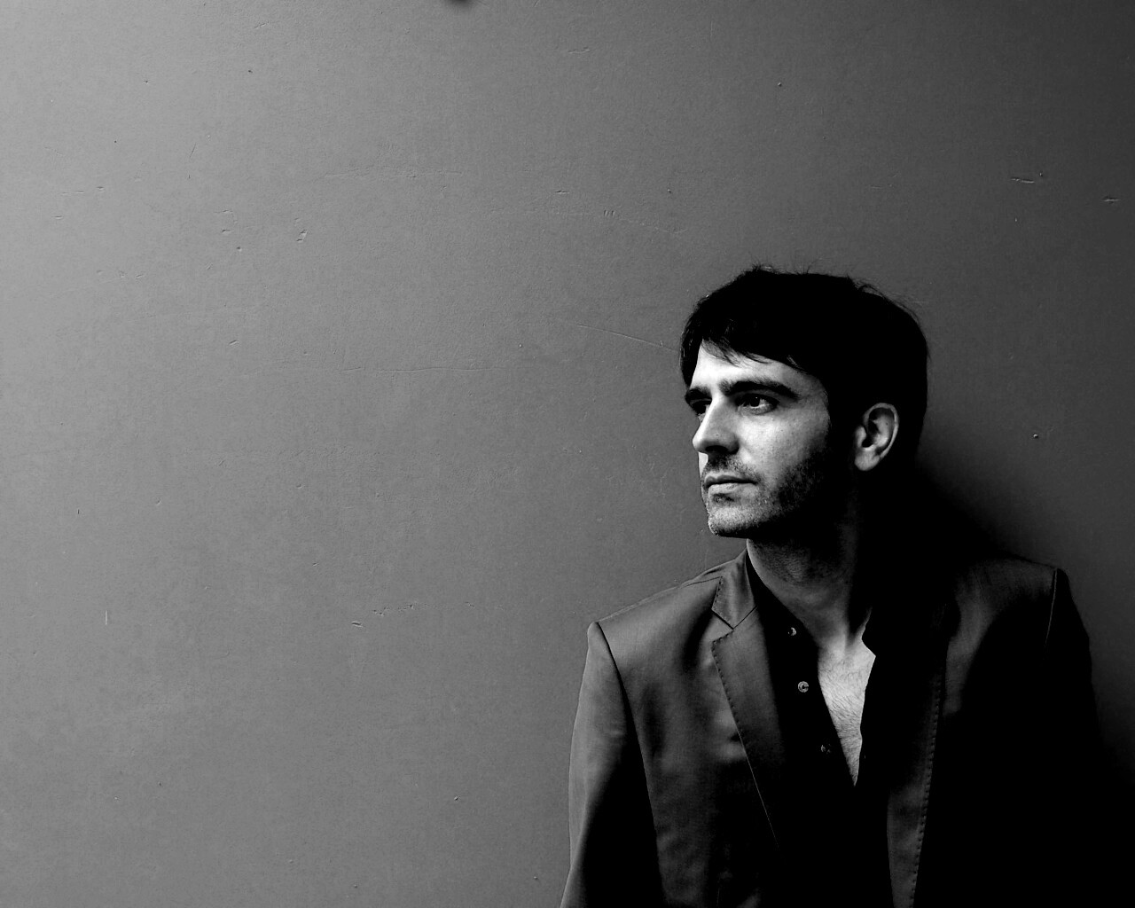 На красном фоне обои