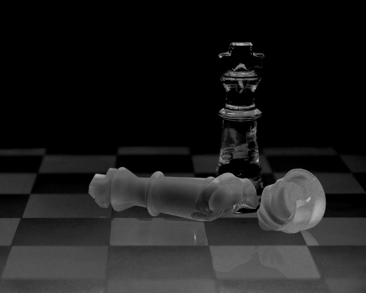 Две шахматных фигуры обои