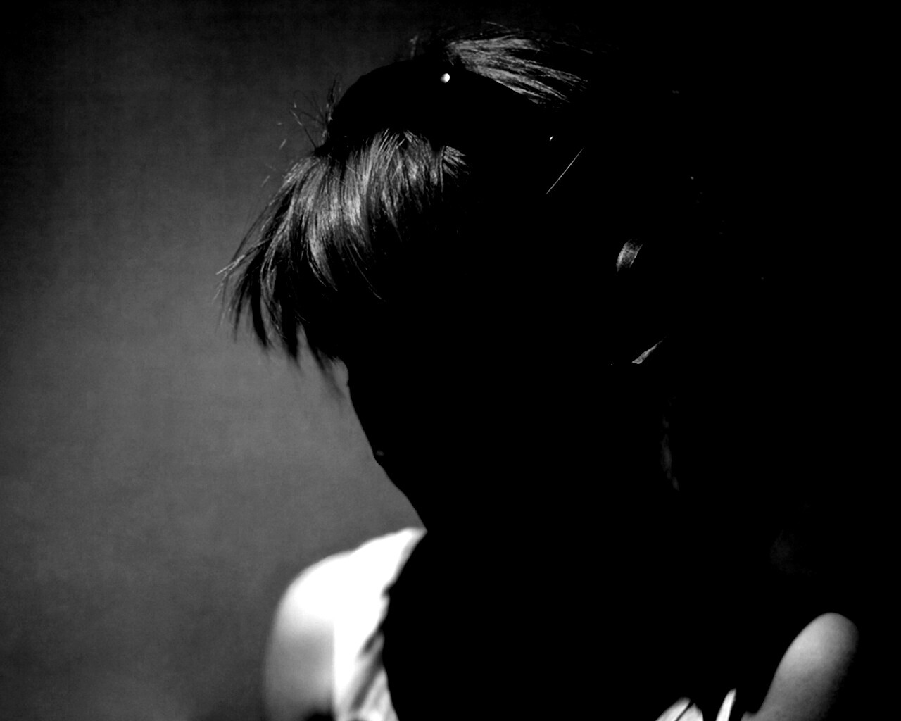 Рыжая в наушниках обои