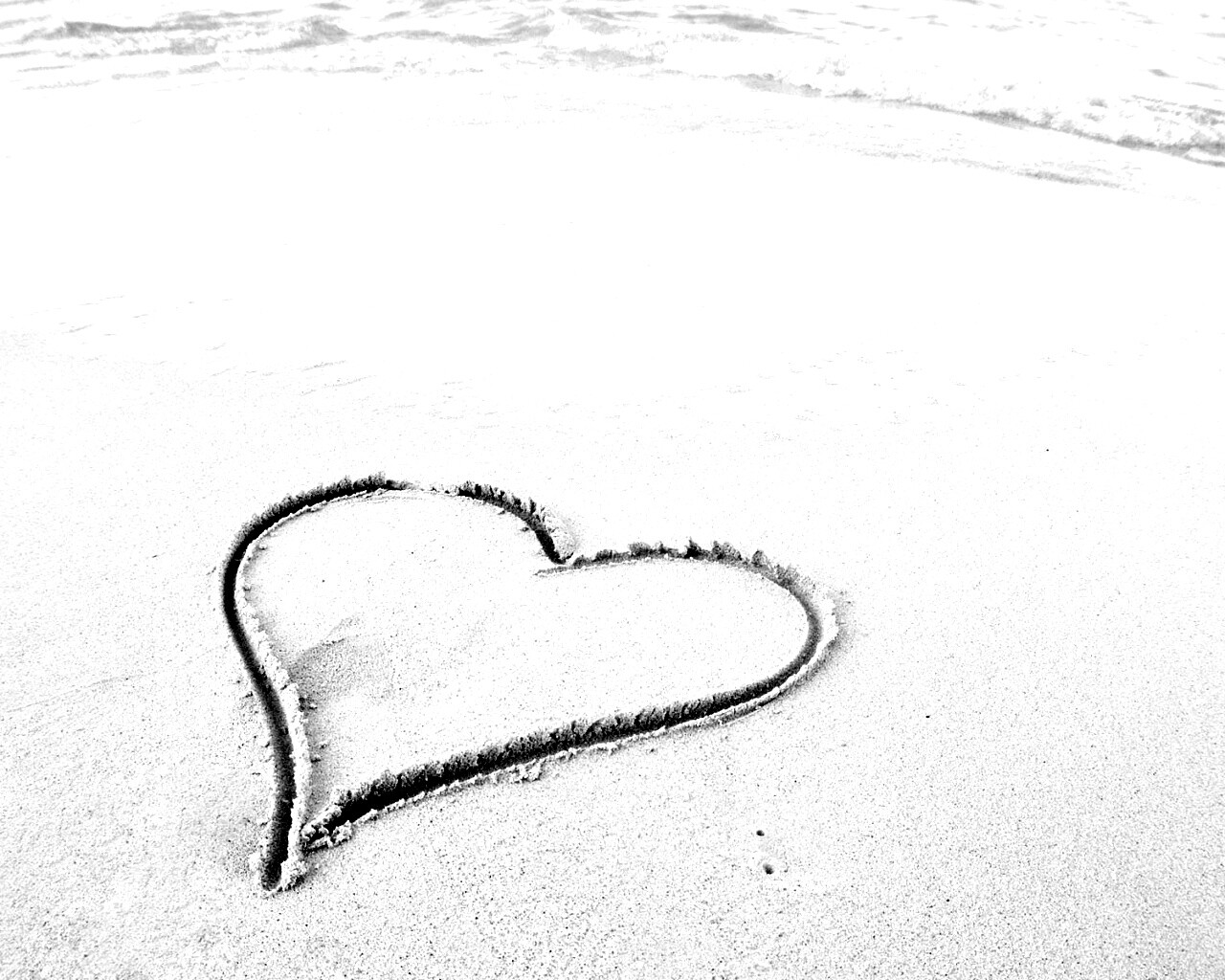 Аккуратное сердце на песке обои