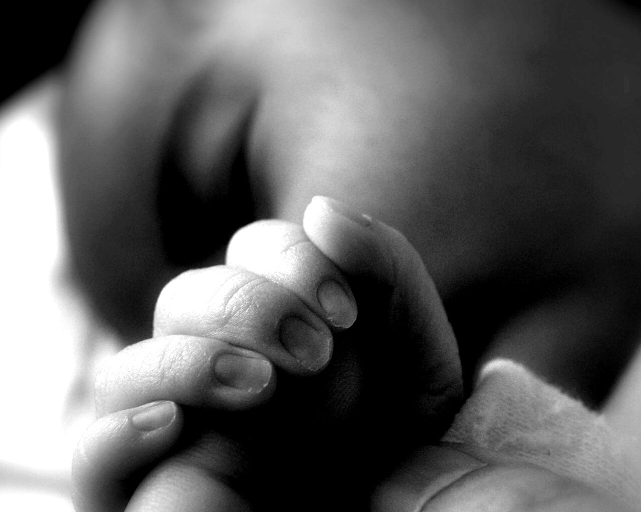 Младенец держит палец обои