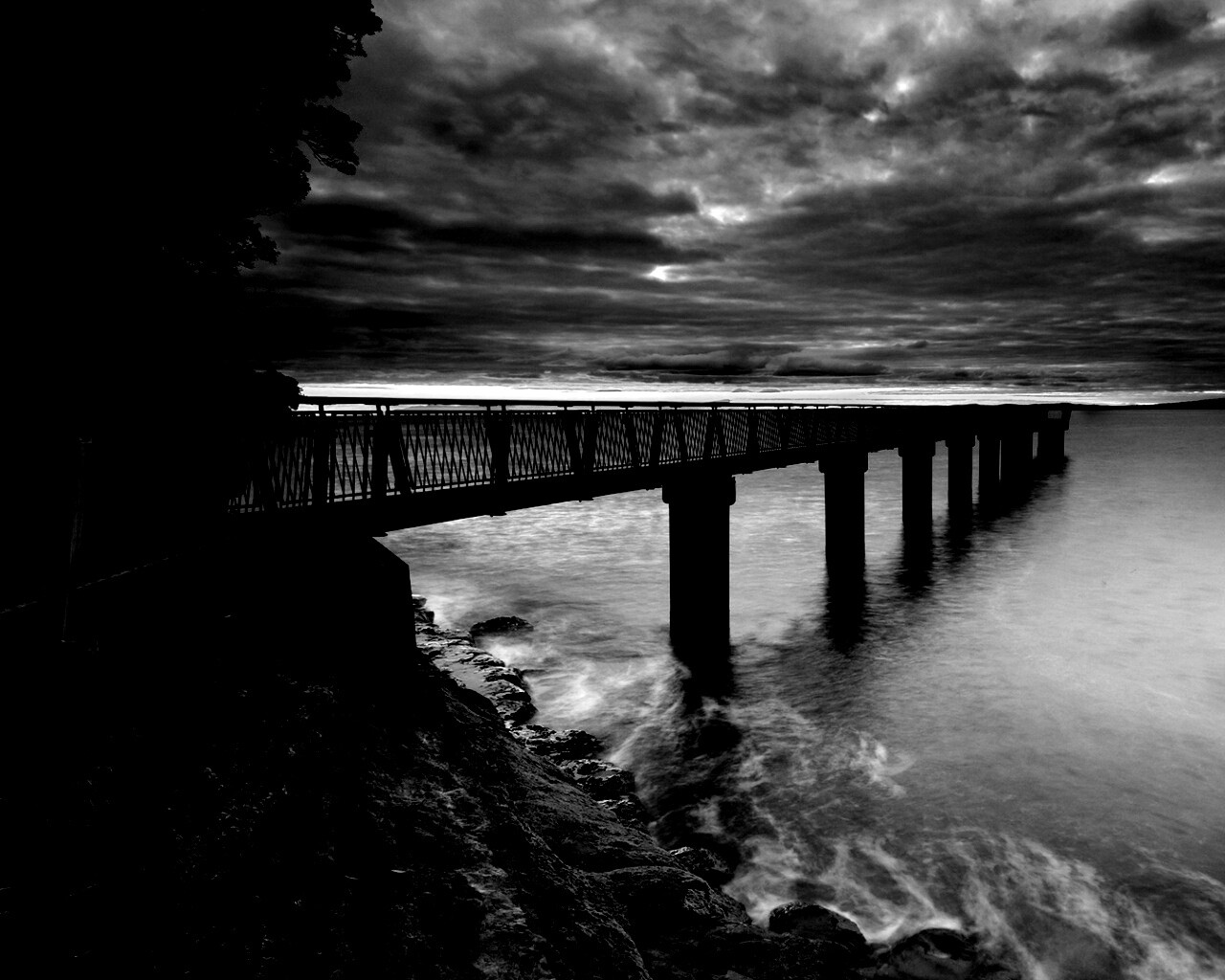 Уходящий в даль причал обои