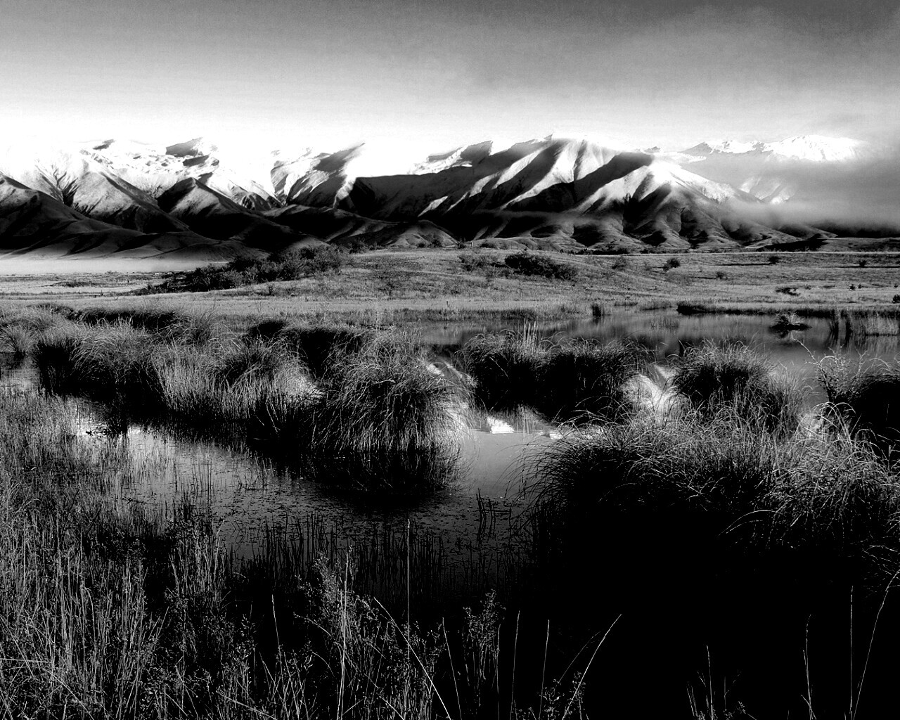 Болото и снежные горы обои