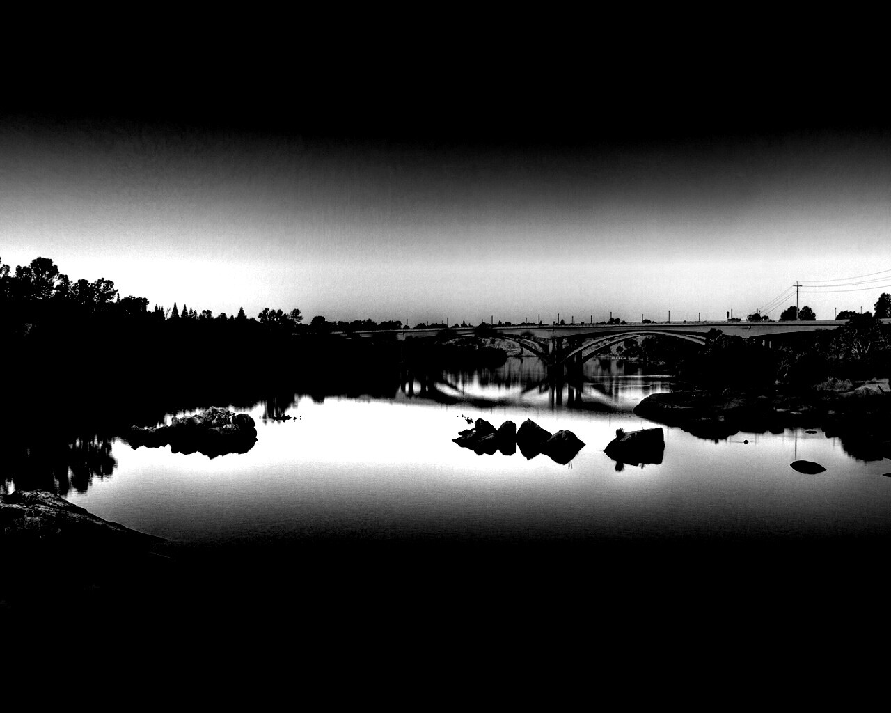 Мост через живописную реку обои