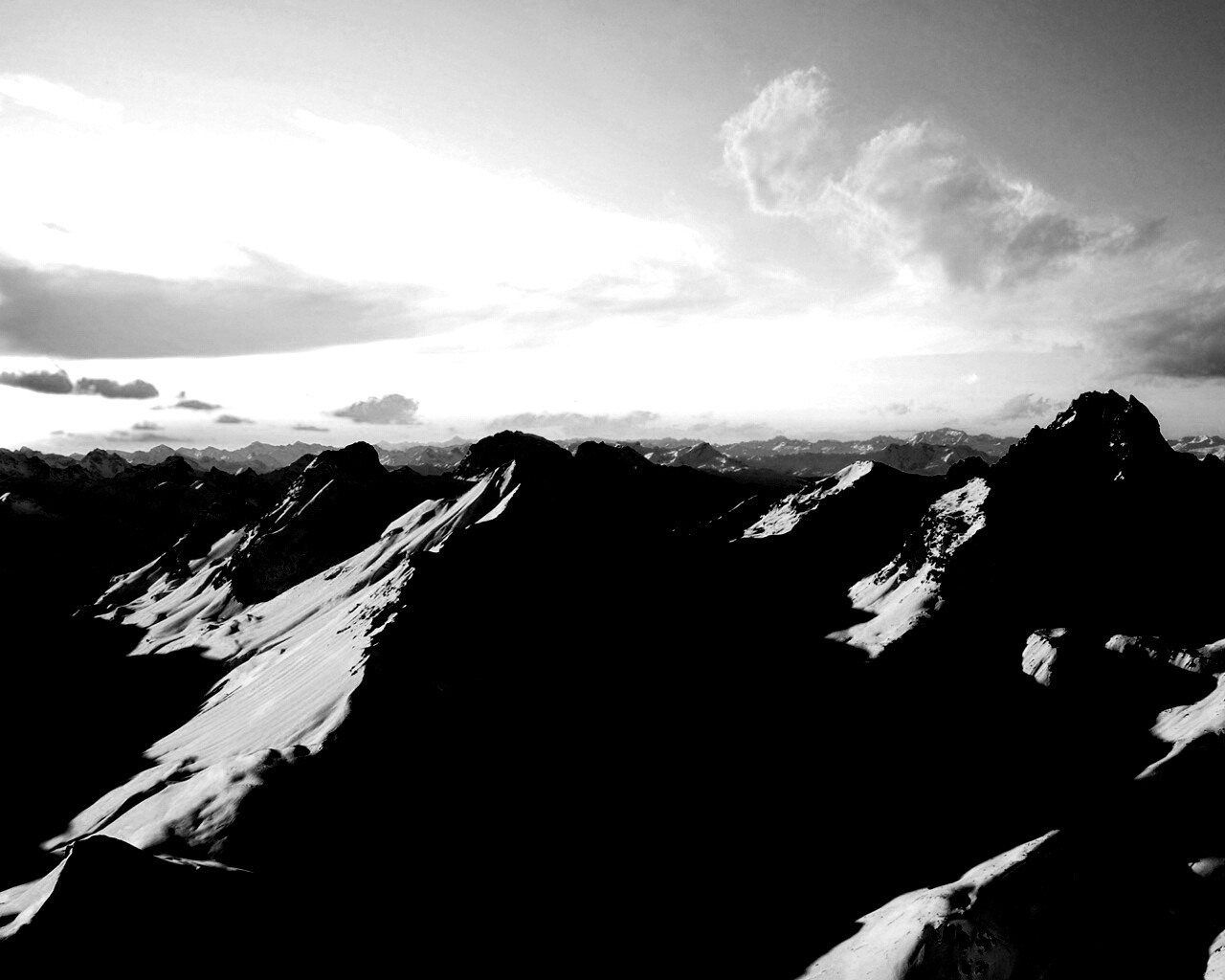 Залитые солнцем горы обои